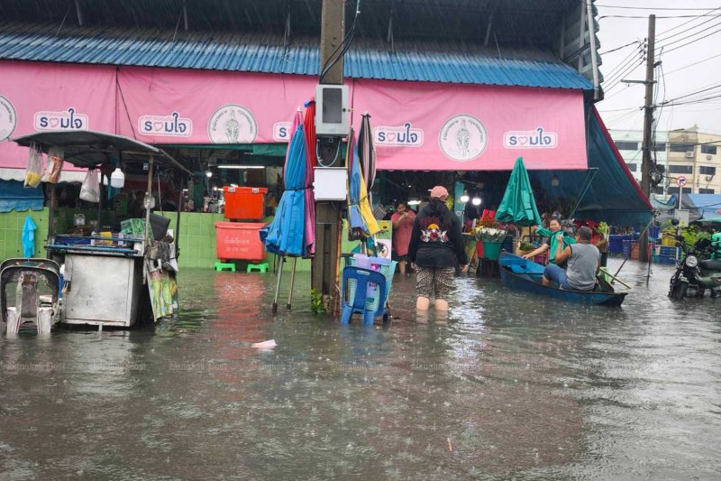 Flood hits Prachaniwet 1 market in Chatuchak district, Bangkok, on Saturday morning.