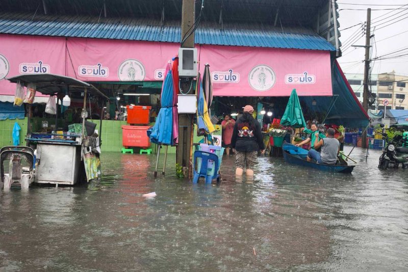 Flooding hits the Prachaniwet 1 market in Chatuchak district of Bangkok on Saturday morning. (Photo: Ananya Moonphen)