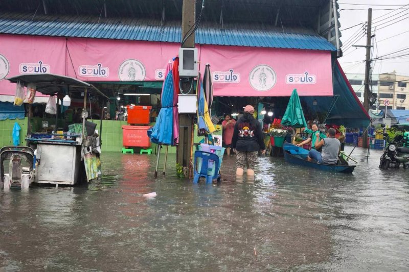Flood hits Prachaniwet 1 market in Chatuchak district, Bangkok, on Saturday morning. (Photo: Ananya Moonphen)