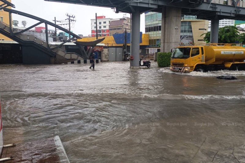 A flooded section of Phahon Yothin Road at the Ratchayothin intersection in Bangkok on Saturday morning. (Photo: Nareerat Wiriyapong)
