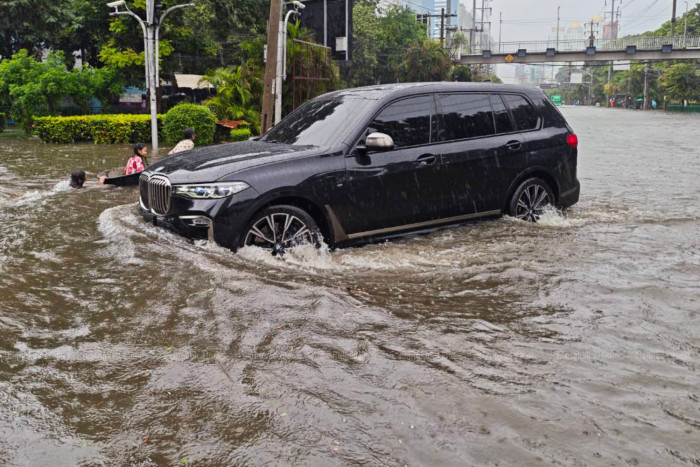 Free parking at train stations, malls in flooded Bangkok