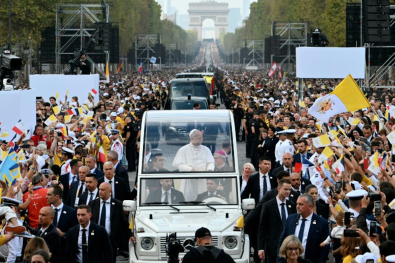 Pope celebrates giant Paris mass in landmark visit