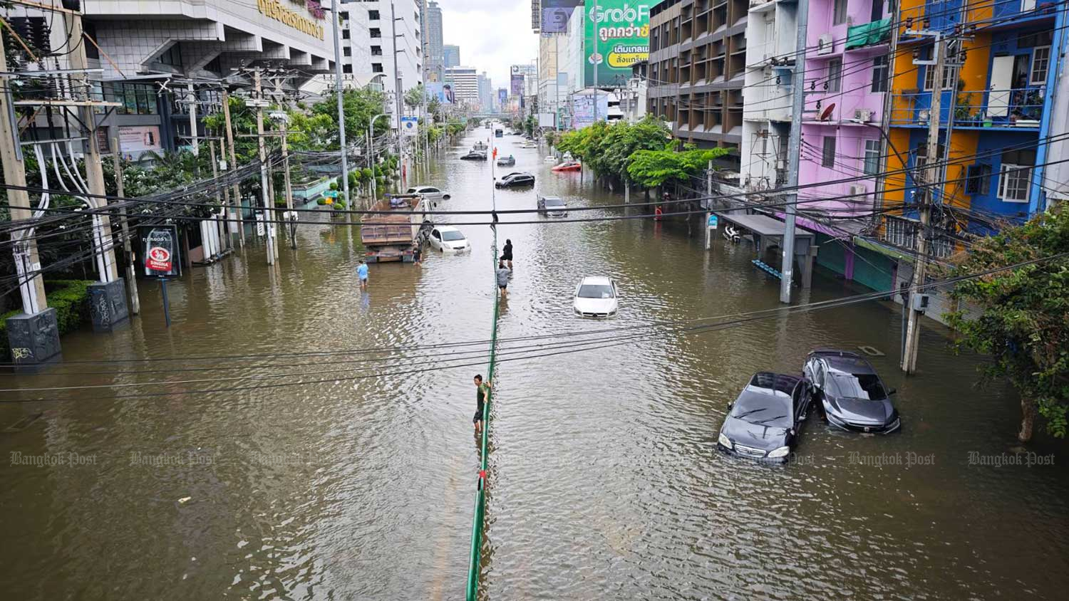 Phetchaburi Road near Ekamai intersection.