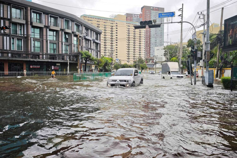 Heavy flooding continues in eastern Bangkok