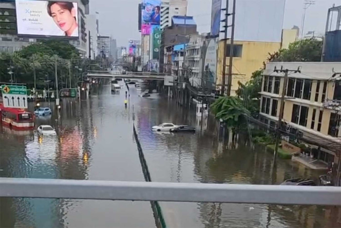 Heavy flooding continues in eastern Bangkok