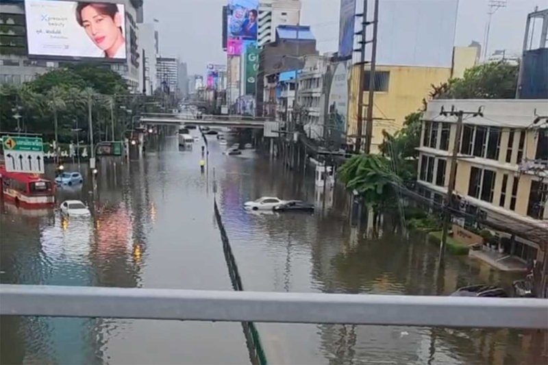 Sáng Chủ nhật, nhiều phương tiện bị mắc kẹt trên đường Phetchaburi ngập nước gần giao lộ Ekamai ở Bangkok. Ảnh chụp màn hình từ bài đăng trực tiếp trên Facebook của Thống đốc Bangkok Chadchart Sittipunt.