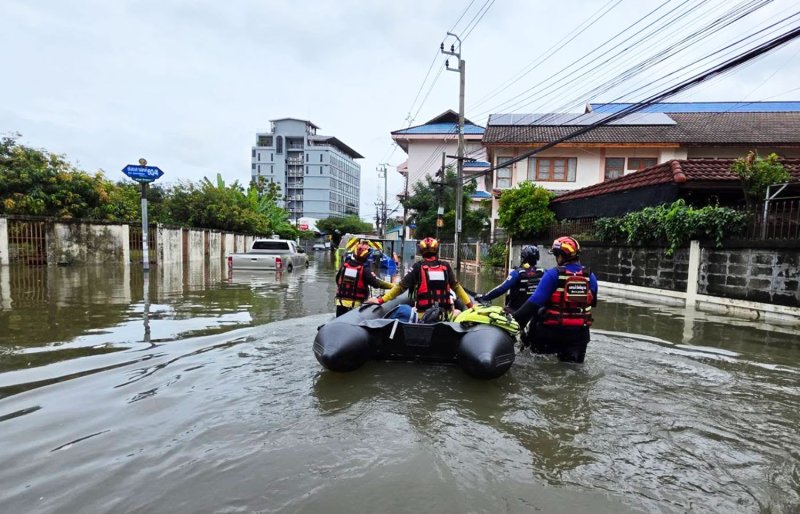 Rescue workers evacuate a bed-ridden resident from a flooded area in Soi Samakkhi 60/6, Muang district, Nonthaburi, on Sunday morning. (Photo: Siamnon Fire & Rescue)