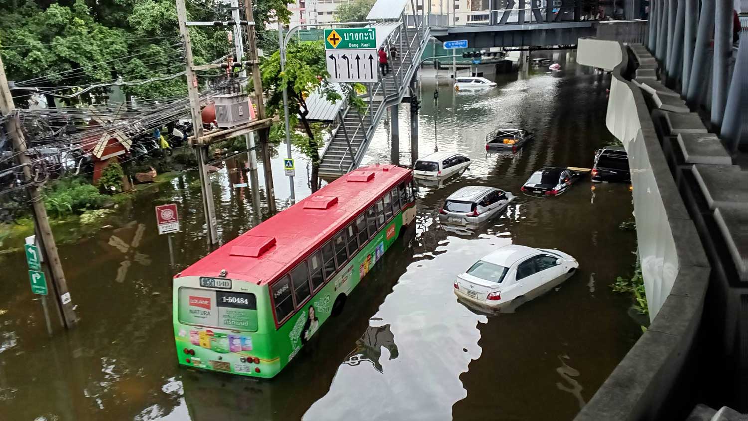 Bang Kapi intersection in Bang Kapi district, Bangkok, on Monday. Thanapoom Phetchawee
