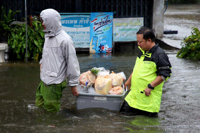 Floods force extra holiday - Bangkok Post