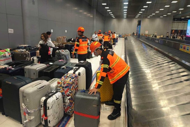Staff handle bags at Suvarnabhumi airport on Sunday. Photo: Suvarnabhumi airport management