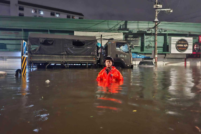 City Hall reports flooding on several streets - Bangkok Post