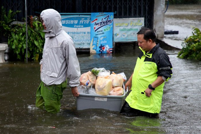 Govt seeks special employee holiday for flood-hit businesses - Bangkok Post