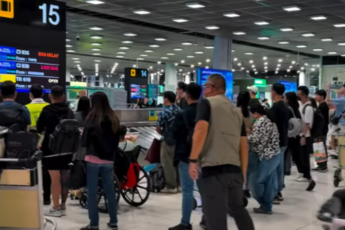 Soldiers help clear baggage backlog at airport amid flooding - Bangkok Post