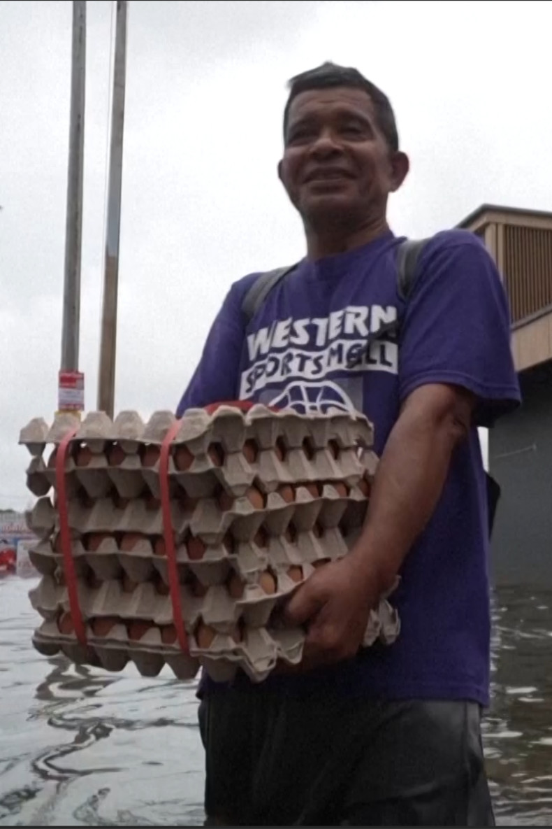Bangkok residents rush to buy supplies as floods recede
