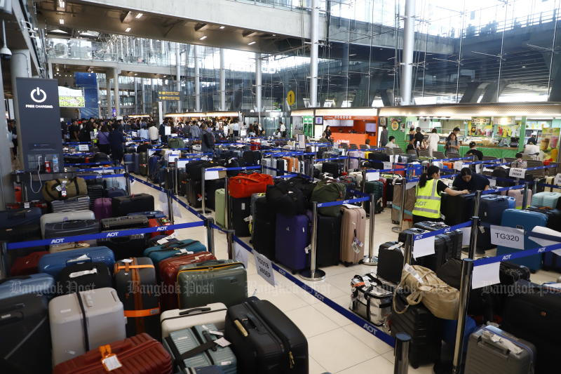 Luggage piled up on the second floor of Suvarnabhumi airport’s passenger terminal after overflowing the conveyor belts on Tuesday. (Photo: Nutthawat Wichieanbut)