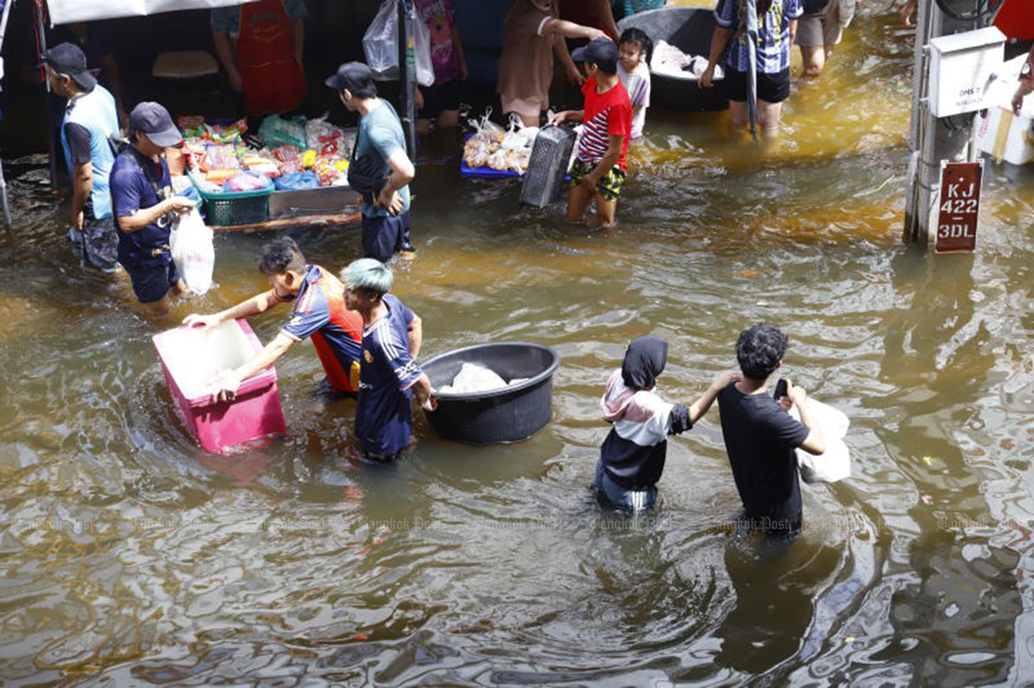 Vendors open their stalls at flooded Bang Kapi market in Bangkok on Tuesday. (Photo: Nutthawat Wichieanbut)  