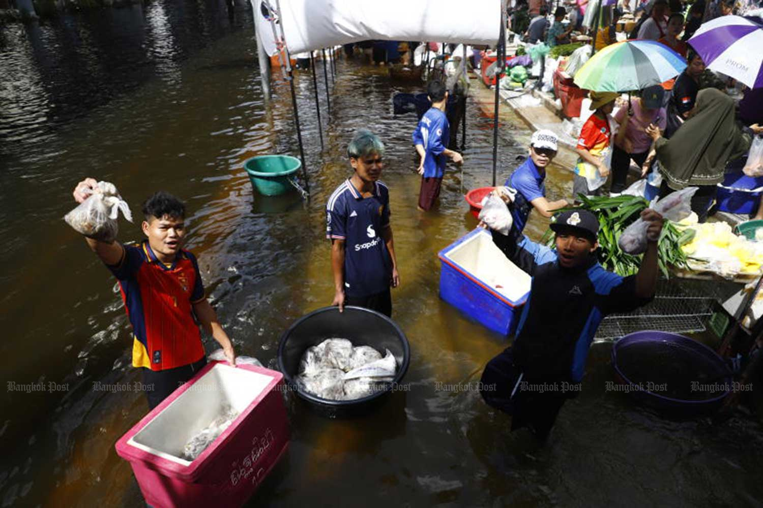 Business continues at Bang Kapi wet market on Lat Phrao Road in Bang Kapi district, Bangkok, on Tuesday. Nutthawat Wichieanbut