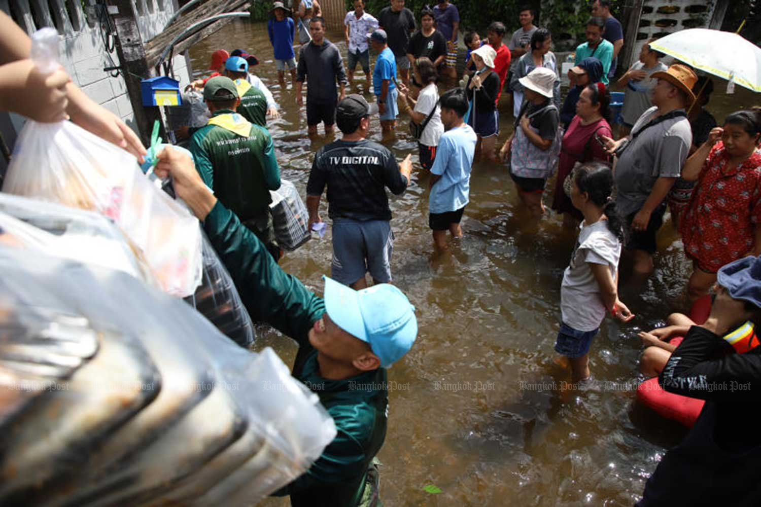 Food distribution for flood victims on Nawamin 24 Road in Bung Kum district, Bangkok, on Tuesday. Varuth Hirunyatheb