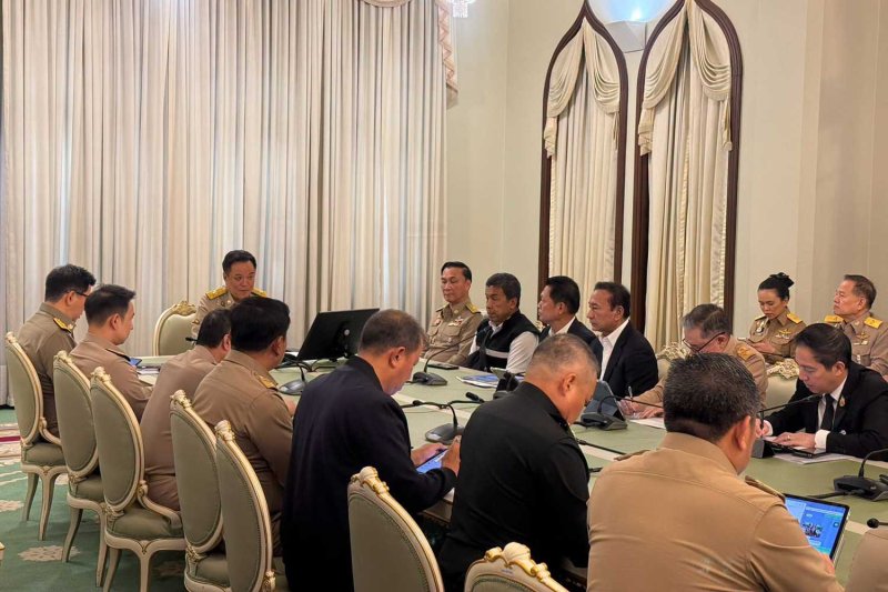 Prime Minister Anutin Charnvirakul chairs a flood solution meeting at Government House on Monday. Government House