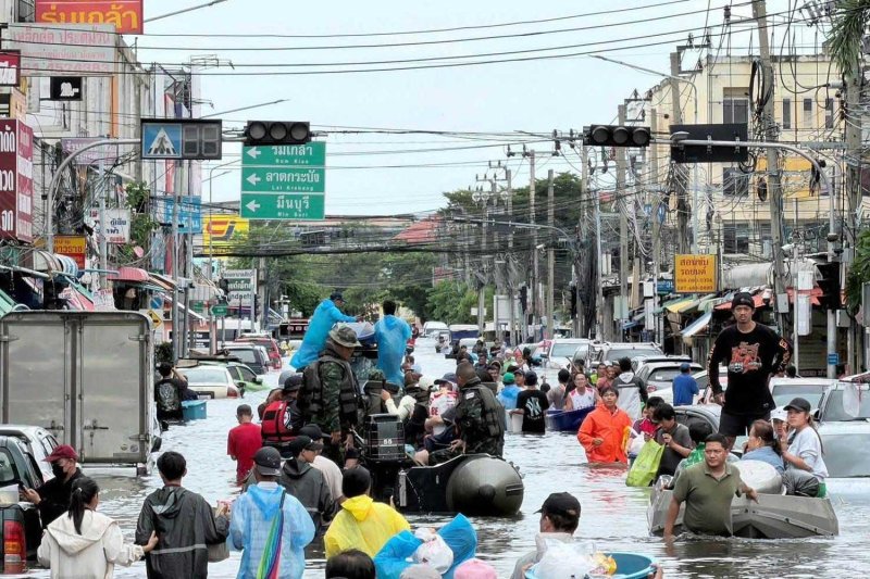 An army dinghy is deployed at Romklao Community Housing in Bangkok's Lat Krabang district on Monday as the area remains flooded after heavy rain from Friday through the weekend. The community is among the hardest hit in the capital. Royal Thai Army