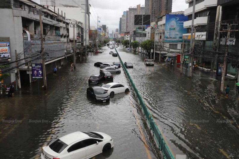 Vehicles broke down on flooded Phetchaburi Road in Bangkok on Sunday. Apichart Jinakul