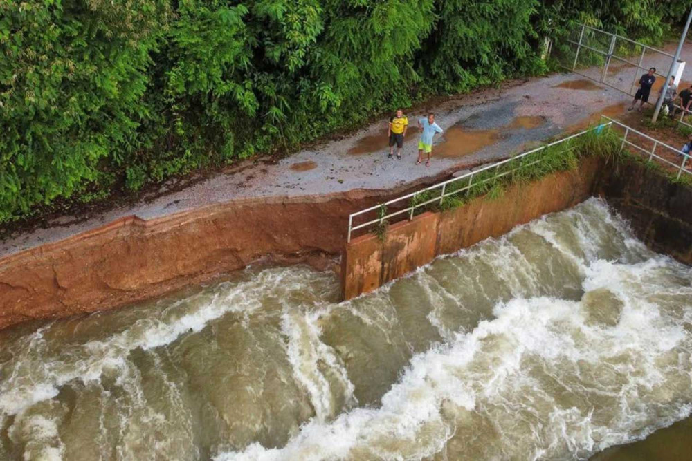 Floods hit car factories in key provinces