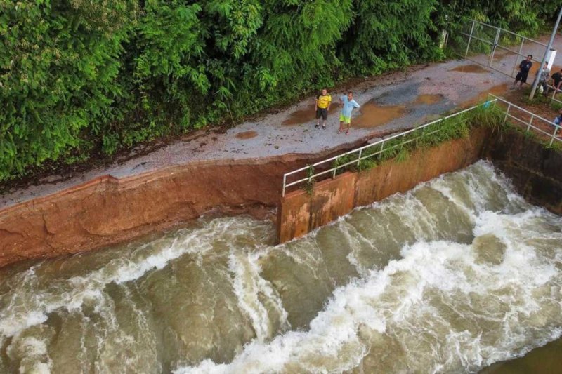 The spillway of Khlong Raok Reservoir (Khao Chuk Dam) in Rayong is damaged by the large volume of water.  Department of Disaster Prevention and Mitigation