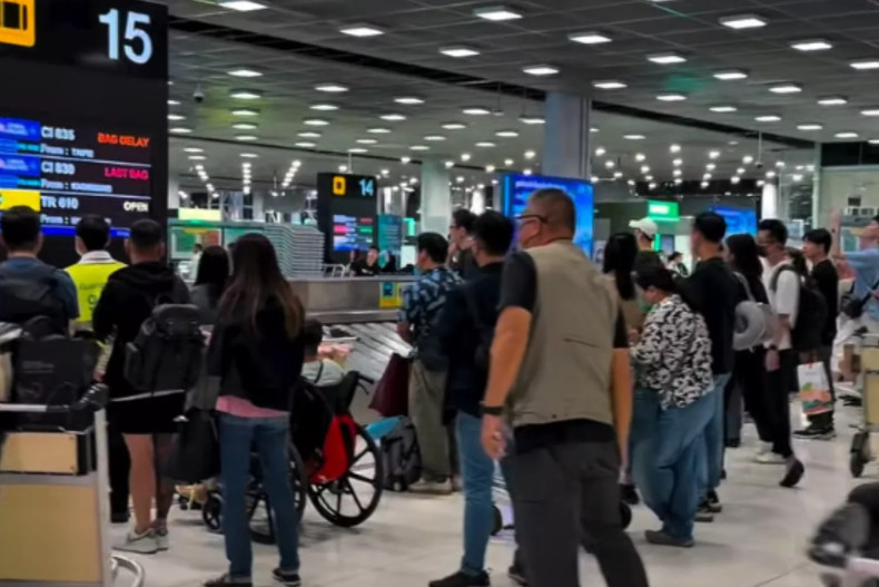 Soldiers help clear baggage backlog at airport