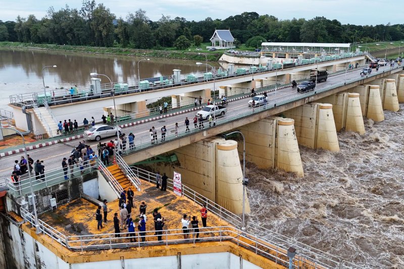 Officials monitor the flow of the Mae Klong River at Mae Klong Dam in Tha Maka district, Kanchanaburi province, on Tuesday. (Photo: Regional Irrigation Office 13)