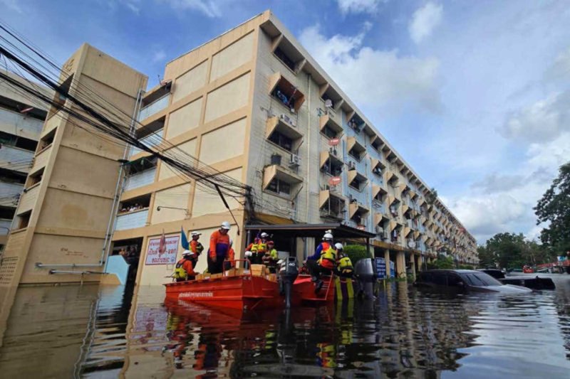 Rescuers distribute aid at Kheha Khlong Chan flats in Bang Kapi district, Bangkok, on Tuesday. (Photo: Friends in Need (of "PA") Volunteers Foundation, Thai Red Cross)