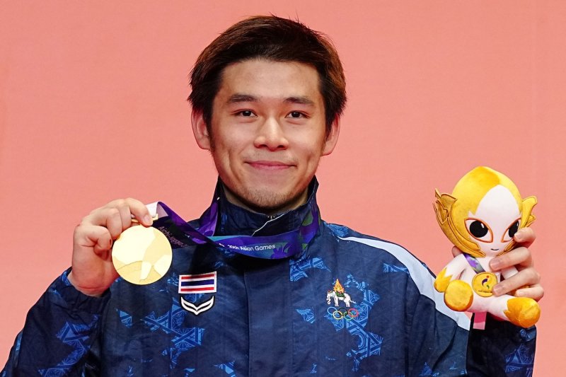 Thailand’s Kunlavut Vitidsarn celebrates on the podium after winning gold in the Asian Games men’s singles badminton event at the Ichinomiya City Municipal Gymnasium in Aichi prefecture on Sept 9, 2026. (Photo: AFP)