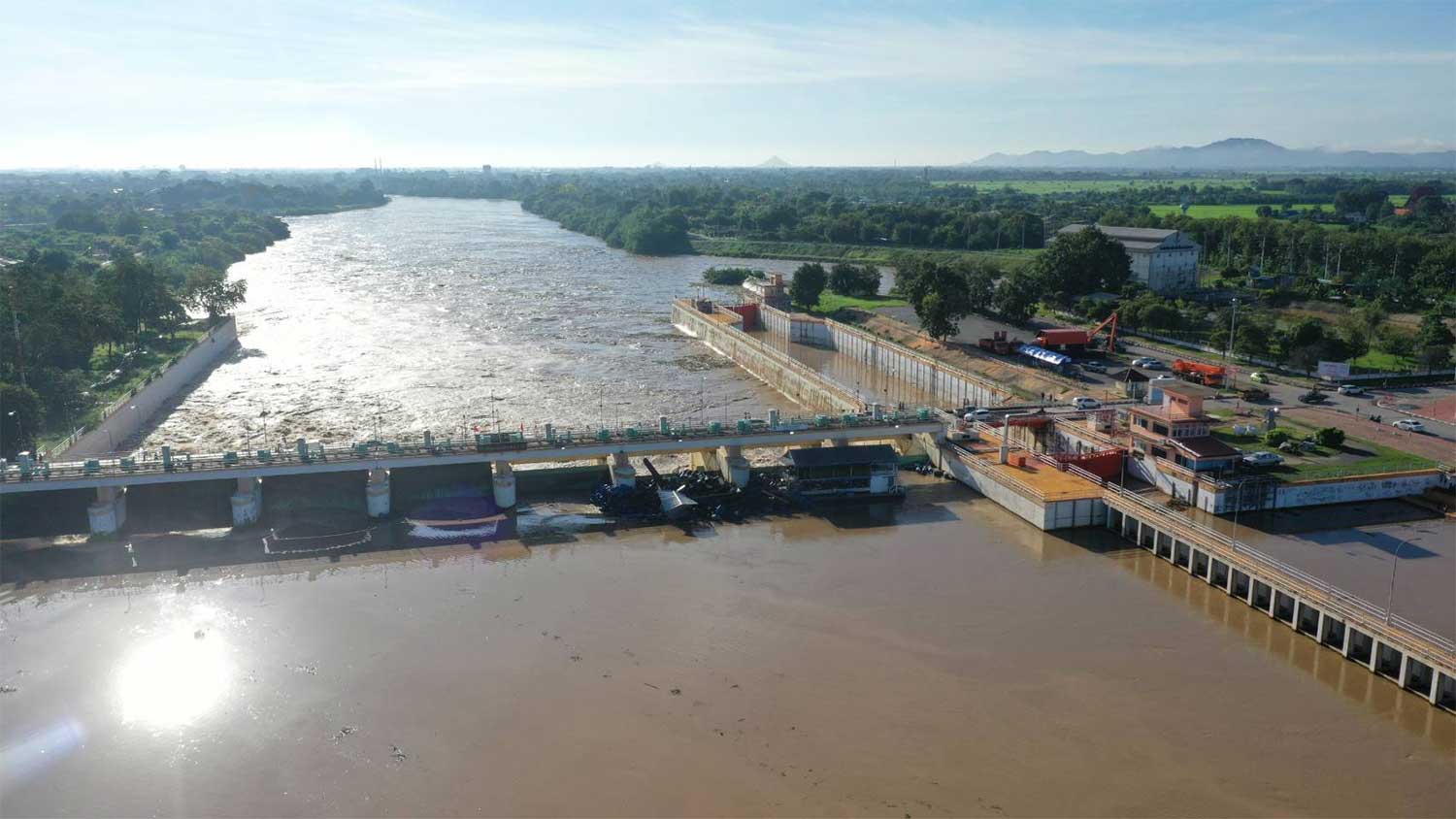 The discharge rate is increased at the Mae Klong dam in Kanchanaburi province on Wednesday. Piyarach Chongcharoen