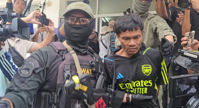 Thana 'Pong' Kerdthong being arrested on Aug 1. (Photo: Amporn Saengkaew)