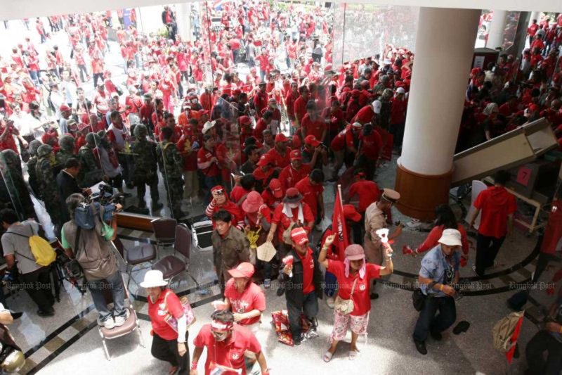 Red-shirt protesters storm the Royal Cliff Resort in a bid to disrupt the Asean Summit in Pattaya in 2009. (Photo: Sarot Meksophawannakul)