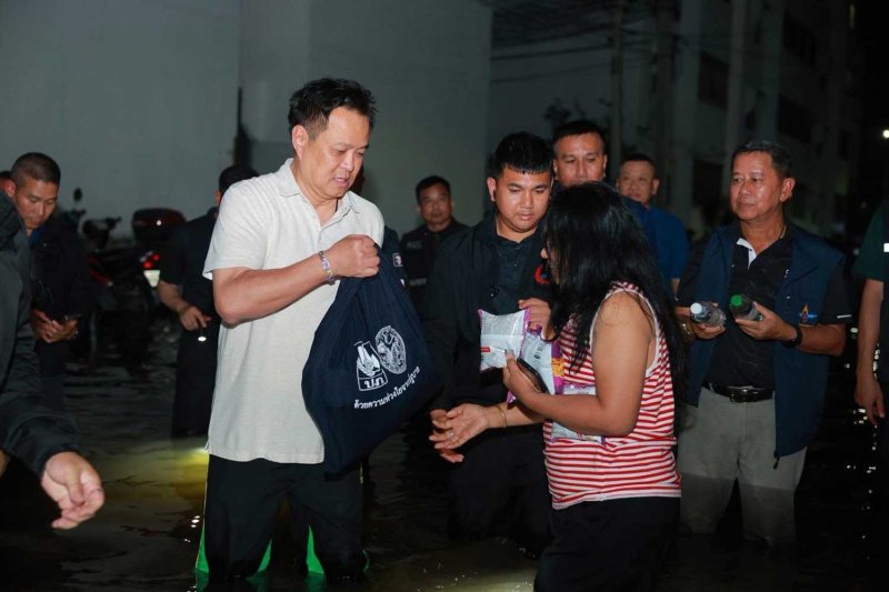 Prime Minister and Interior Minister Anutin Charnvirakul visits flooded Sai Mai district, Bangkok, late Tuesday night. Ministry of Interior