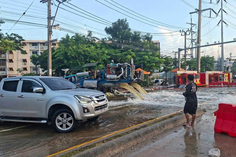 Private pumps drain floodwater from Kheha Khlong Chan flats in Bang Kapi district of Bangkok on Wednesday morning. (Photo: Lat Phrao police station)