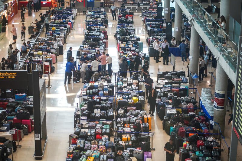 Passengers queue to claim baggage from Thai Airways flights at Suvarnabhumi International Airport, after heavy rain and flooding disrupted the airline's ground operations, in Bangkok, Thailand, on Sept 29, 2026. (Photo: Reuters)