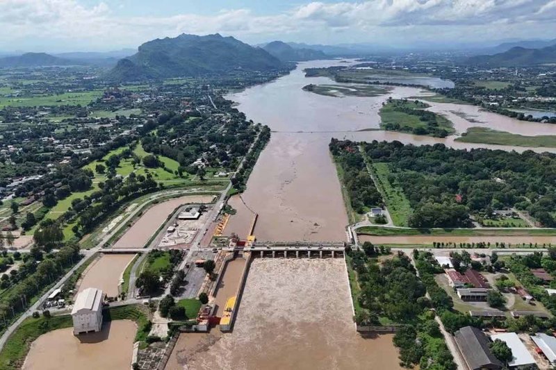 Rafts and fish cages are carried on the current towards the Mae Klong dam in Tha Muang district of Kanchanaburi on Wednesday. (Photos: Piyarach Chongcharoen)