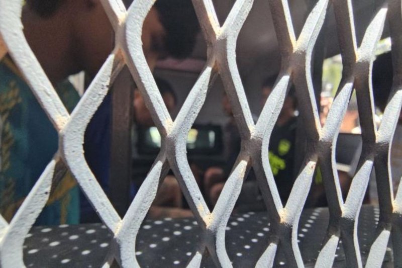 Suspect Thana Kerdthong and three alleged accomplices are seen in a police vehicle following their arrest on Aug 1. (Photo: Amporn Saengkaew)