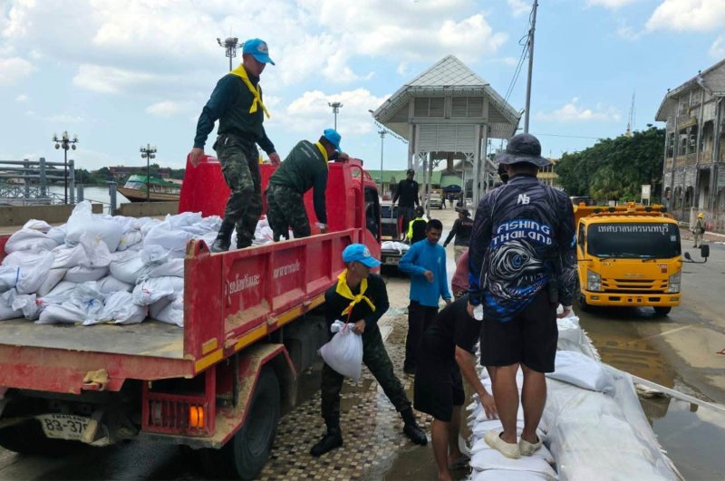 Bangkok Post - Nonthaburi raises red flags, reinforces flood barriers