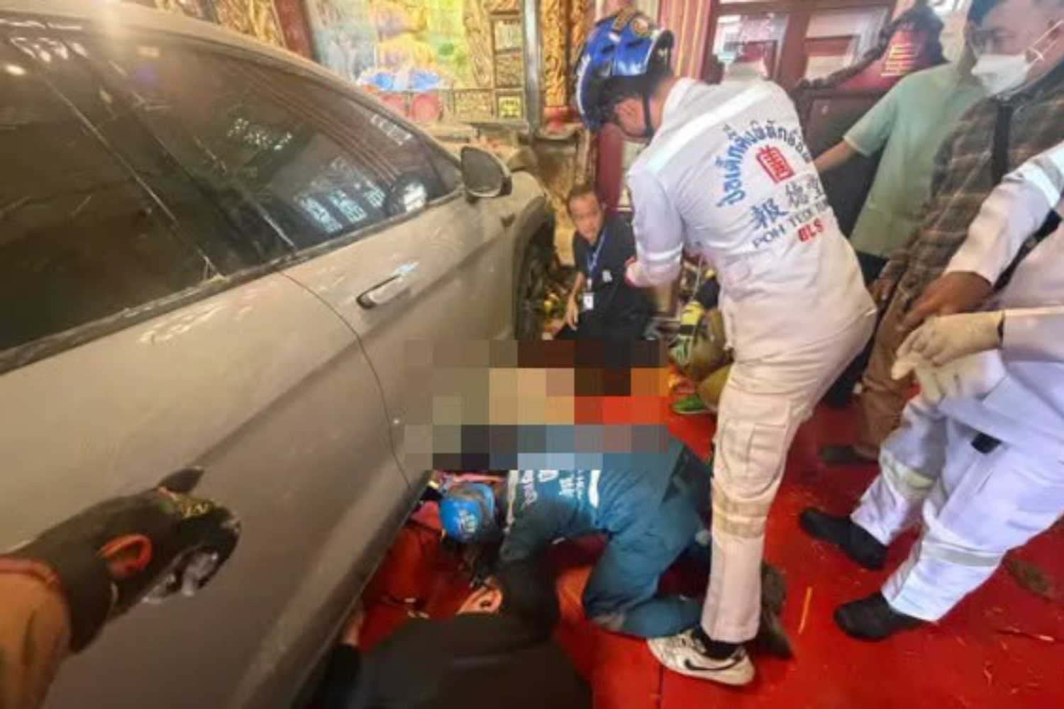 Rescuers work to remove the injured from the crash scene in Bangkok on Thursday.
