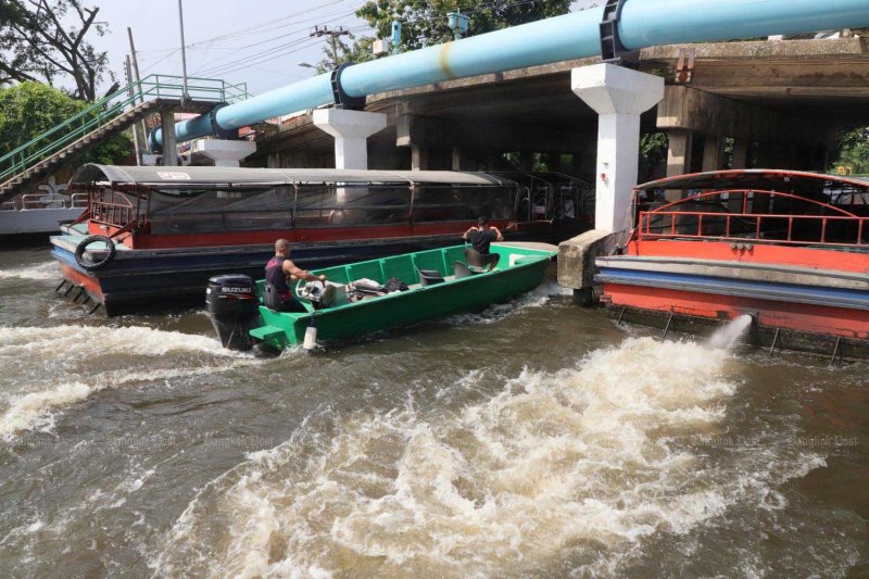 Passenger boats are deployed to help accelerate water drainage in Klong Saen Saep at Soi Ramkhamhaeng 21 in Bangkok. Around eight canal boats are working near the Rama IX drainage tunnel intake to increase water flow into the tunnel, which channels runoff to Klong Phra Khanong before discharging it into the Chao Phraya River. Pornprom Satrabhaya