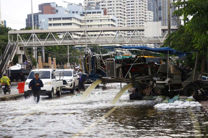 Large pumps of the private sector were deployed to drain floodwater from the Klong Chan housing estate and surrounding areas in Bang Kapi district, Bangkok, on Wednesday.  Nutthawat Wichieanbut