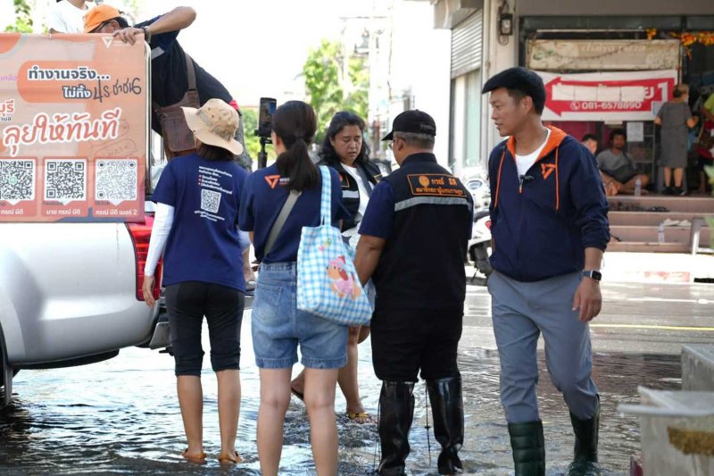 People's Party leader Natthaphong Ruengpanyawut visited a flooded area in Nonthaburi province on Tuesday. People's Party