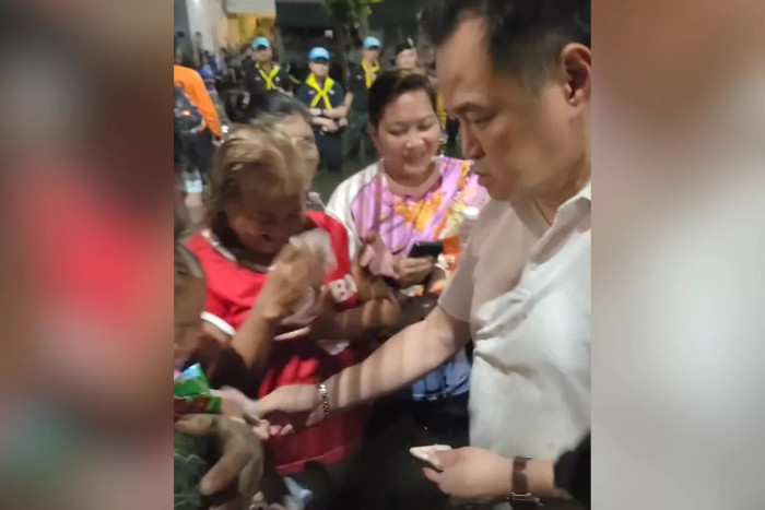 PM defends handing out cash to flood victims