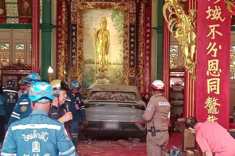 Officers cordon off the Guanyin shrine on Yaowarat Road in Bangkok after a driver reportedly lost consciousness and his car struck the site on Thursday. (Photo: Warunwipa Kasempongpanit)