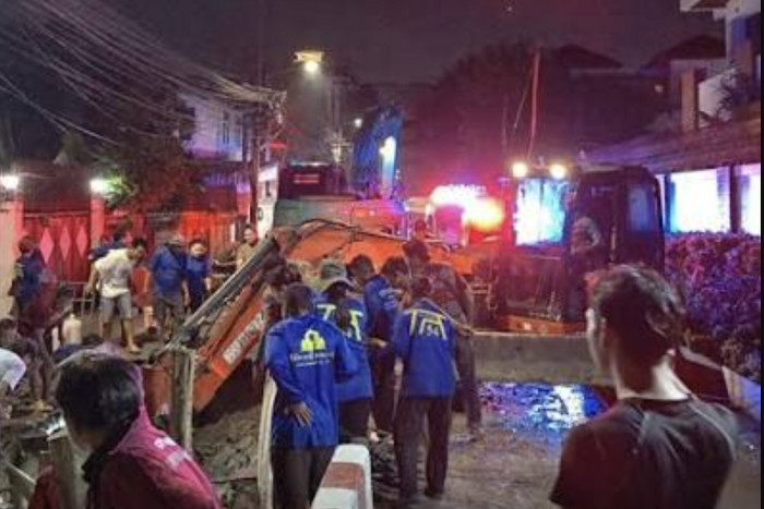 Man trapped underground after Sukhumvit landslide - Bangkok Post