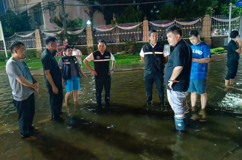 Bangkok governor Chadchart Sittipunt, centre, right, and deputy governor Wisanu Subsompon, centre, left, inspect the flooding situation in Bang Kapi district on Sept 29. (Photo: Bang Kapi district office)
