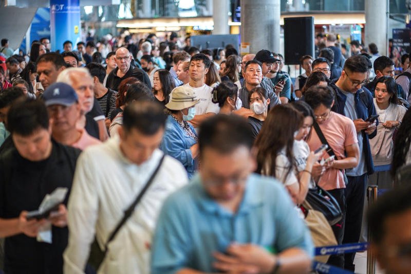 Passengers queue to claim baggage from Thai Airways International flights at Suvarnabhumi airport on Tuesday. (Photo: Reuters)