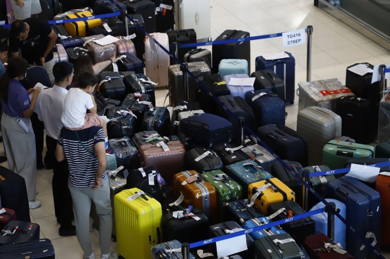 Thousands of pieces of luggage remain stranded at Suvarnabhumi airport in Samut Prakan province after floods caused flight delays and staff shortages. (Photo: Bangkok Post)